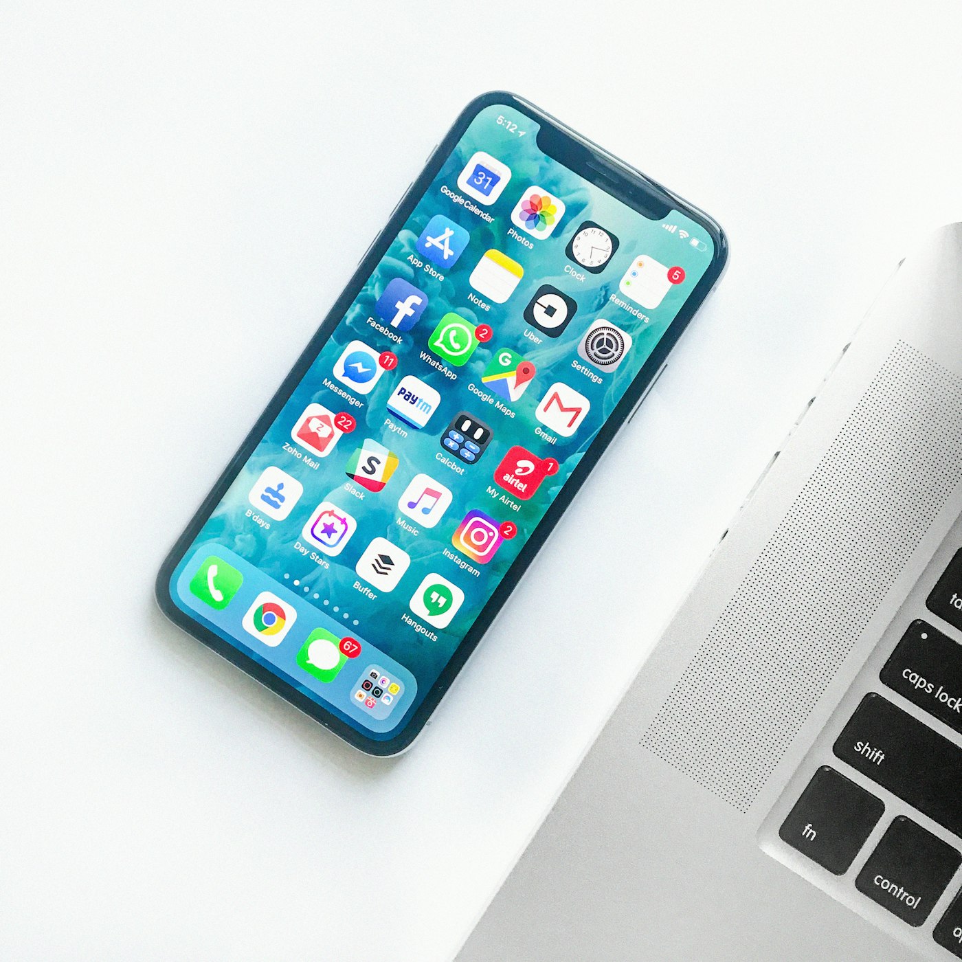 放在桌上的 iPhone